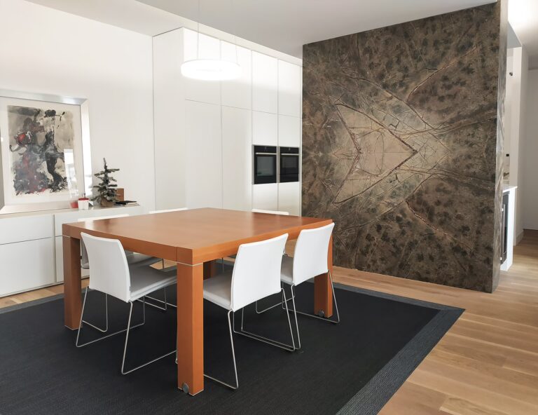 Cocina de concepto abierto con isla integrada en reforma de ático en Zaragoza.