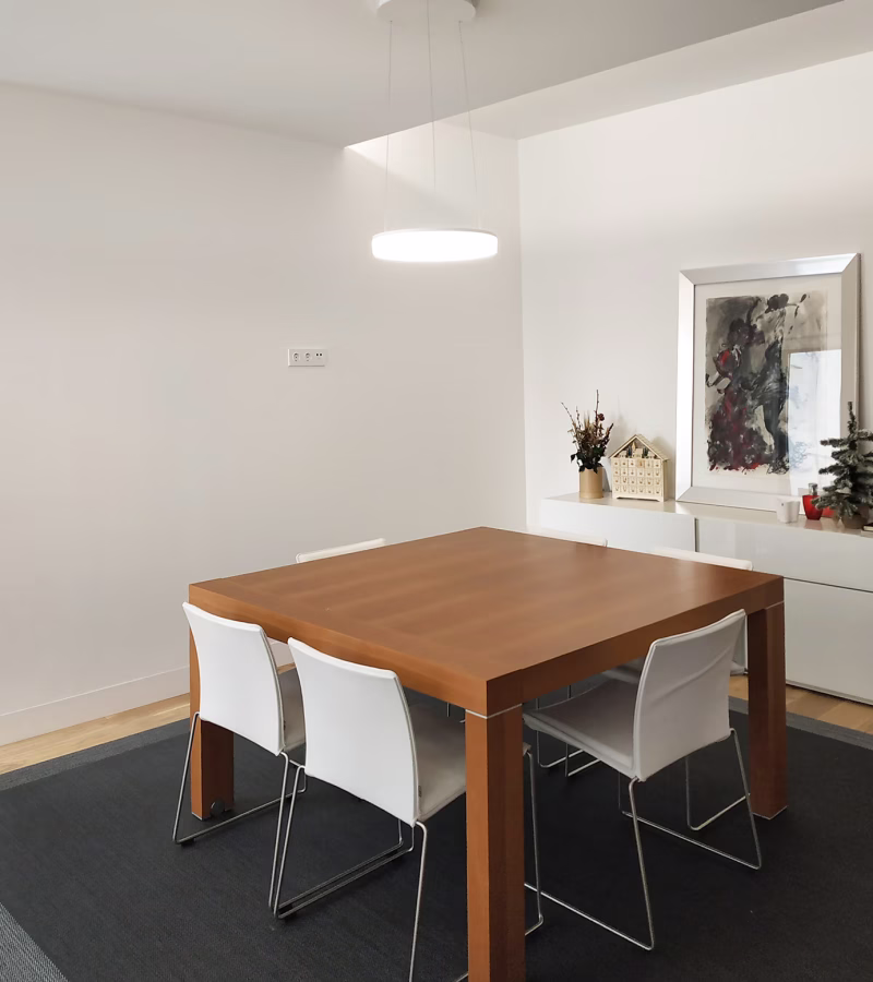 Comedor amplio en reforma de ático por estudio de interiorismo en Zaragoza.