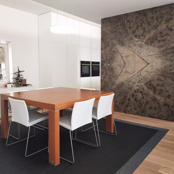 Cocina de concepto abierto con isla integrada en reforma de ático en Zaragoza.