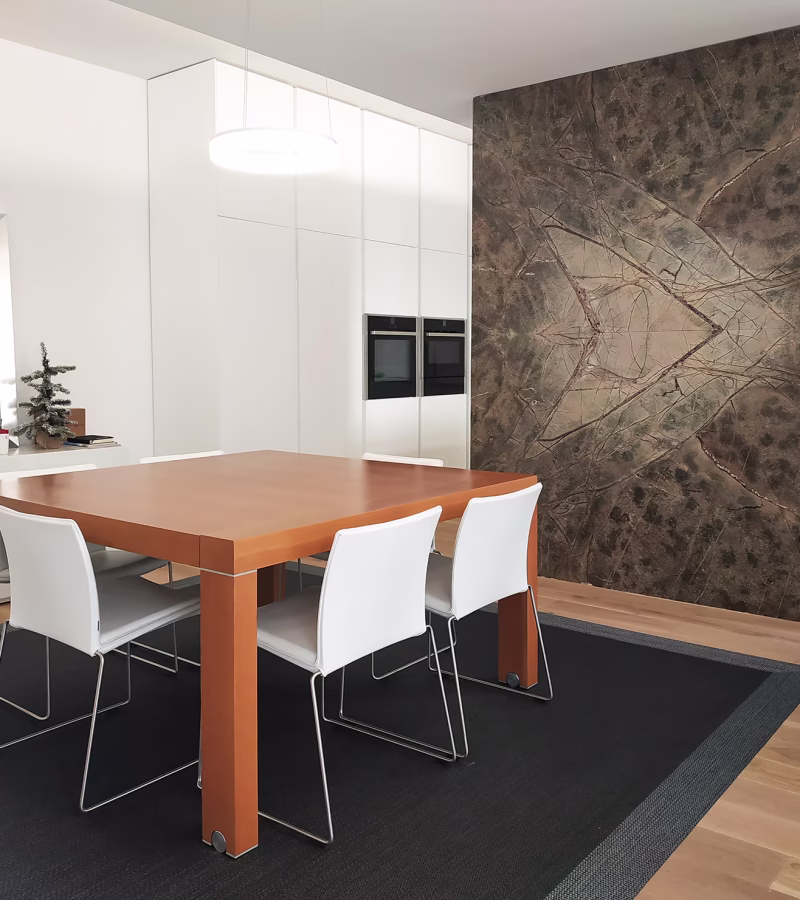 Cocina de concepto abierto con isla integrada en reforma de ático en Zaragoza.