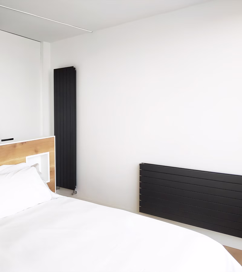 Dormitorio principal estilo minimalista con luz natural, diseño de interiores en Zaragoza.