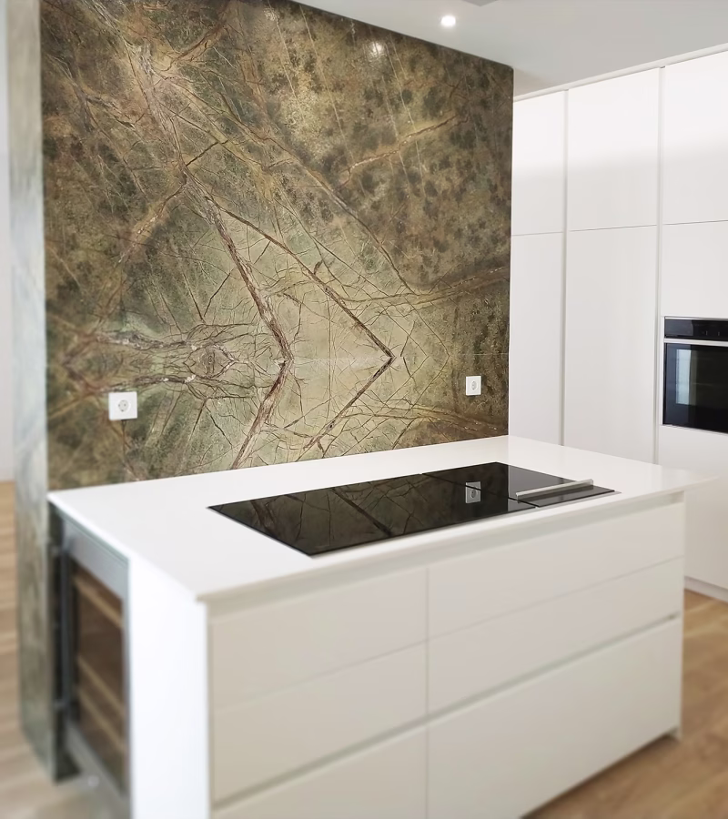 Detalle de isla y pieza marmol a medida en proyecto de decoración de ático.