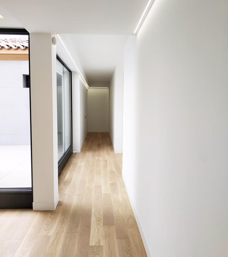 Vista detalle de pasillo luminoso para decoración de áticos.