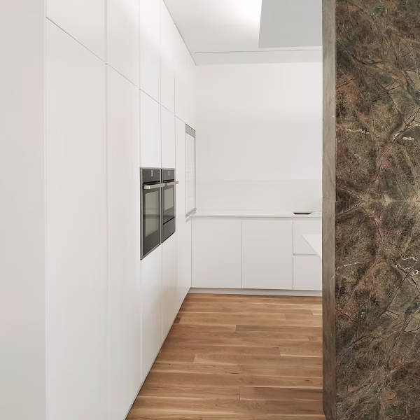 Detalle de cocina con materiales y suelos de madera.
