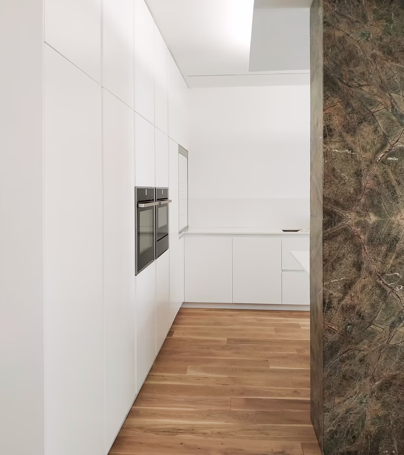 Detalle de cocina con materiales y suelos de madera.