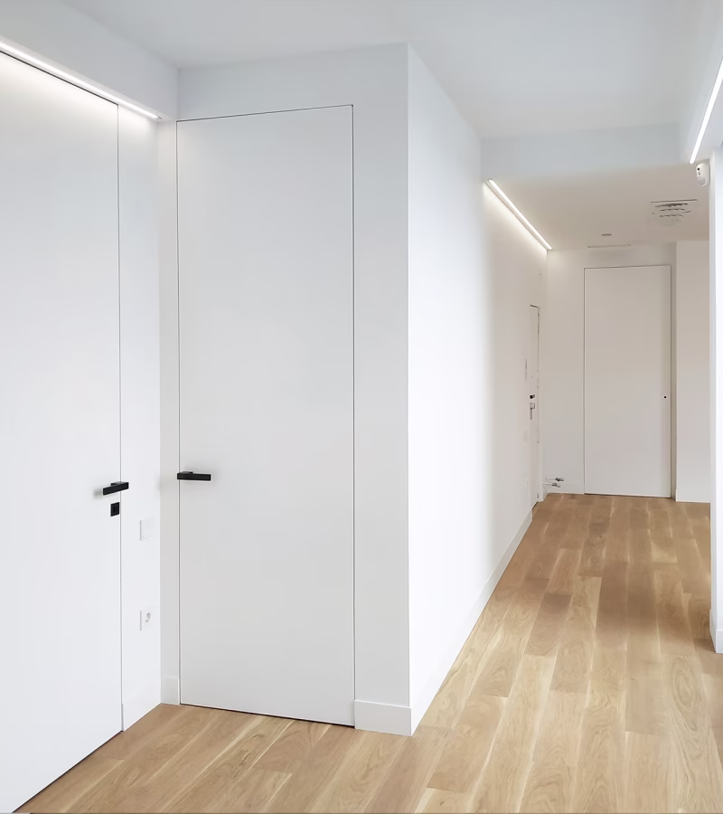 Vista general del pasillo moderno en ático de Zaragoza con mucha luz natural, proyecto de interiorismo.