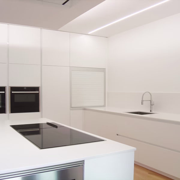 Cocina luminosa y moderna.