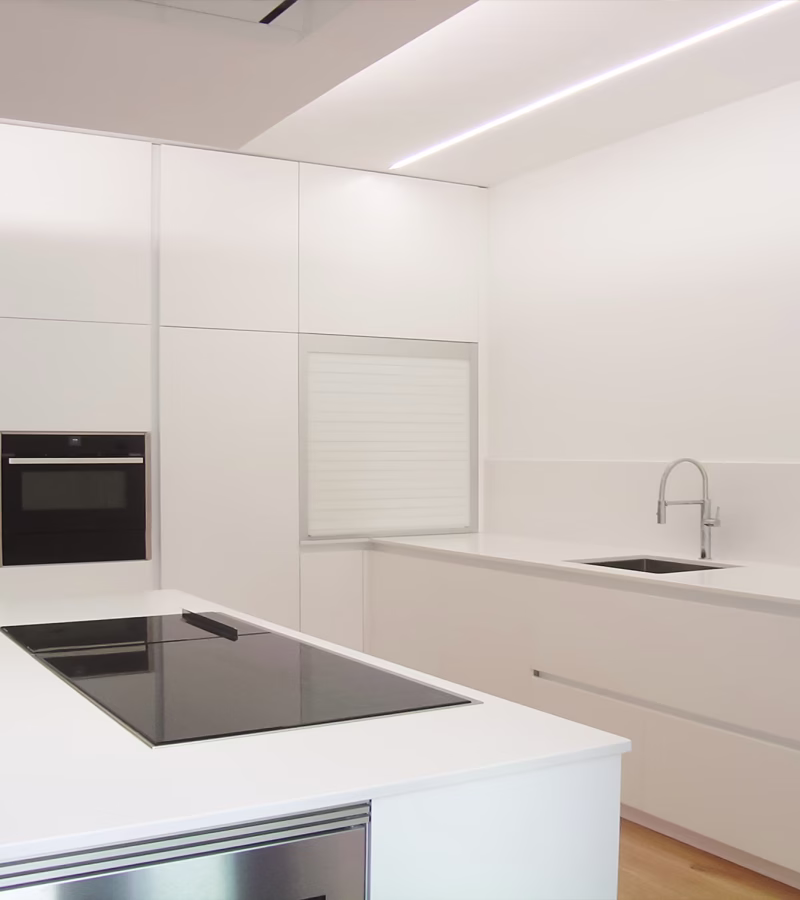 Cocina luminosa y moderna.